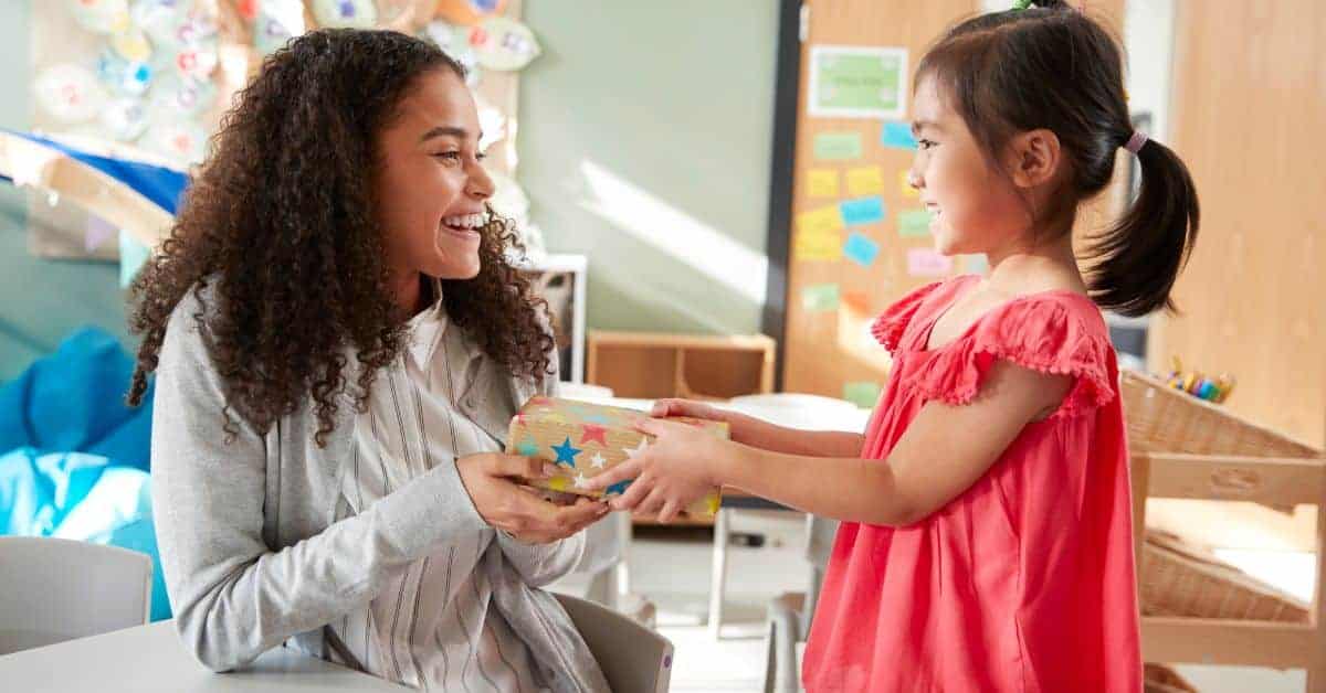 החשיבות של מתן מתנות למורים: איך זה יכול להראות הערכה ולבנות מערכות יחסים חזקות יותר