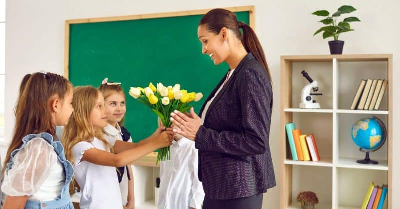 החשיבות של מתן מתנות למורים איך זה יכול להראות הערכה ולבנות מערכות יחסים חזקות יותר